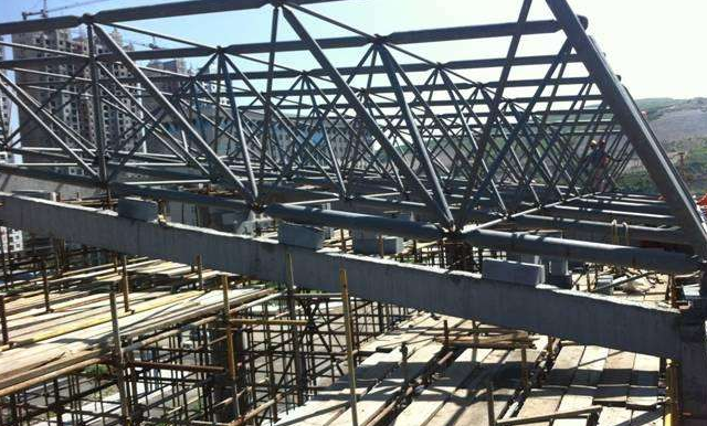 晋江简述网架公司的黑色压型钢板的吊装步履